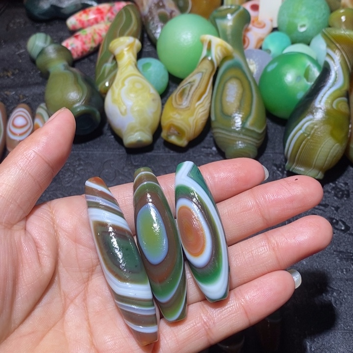 颈饰未镶嵌石英质玉曦