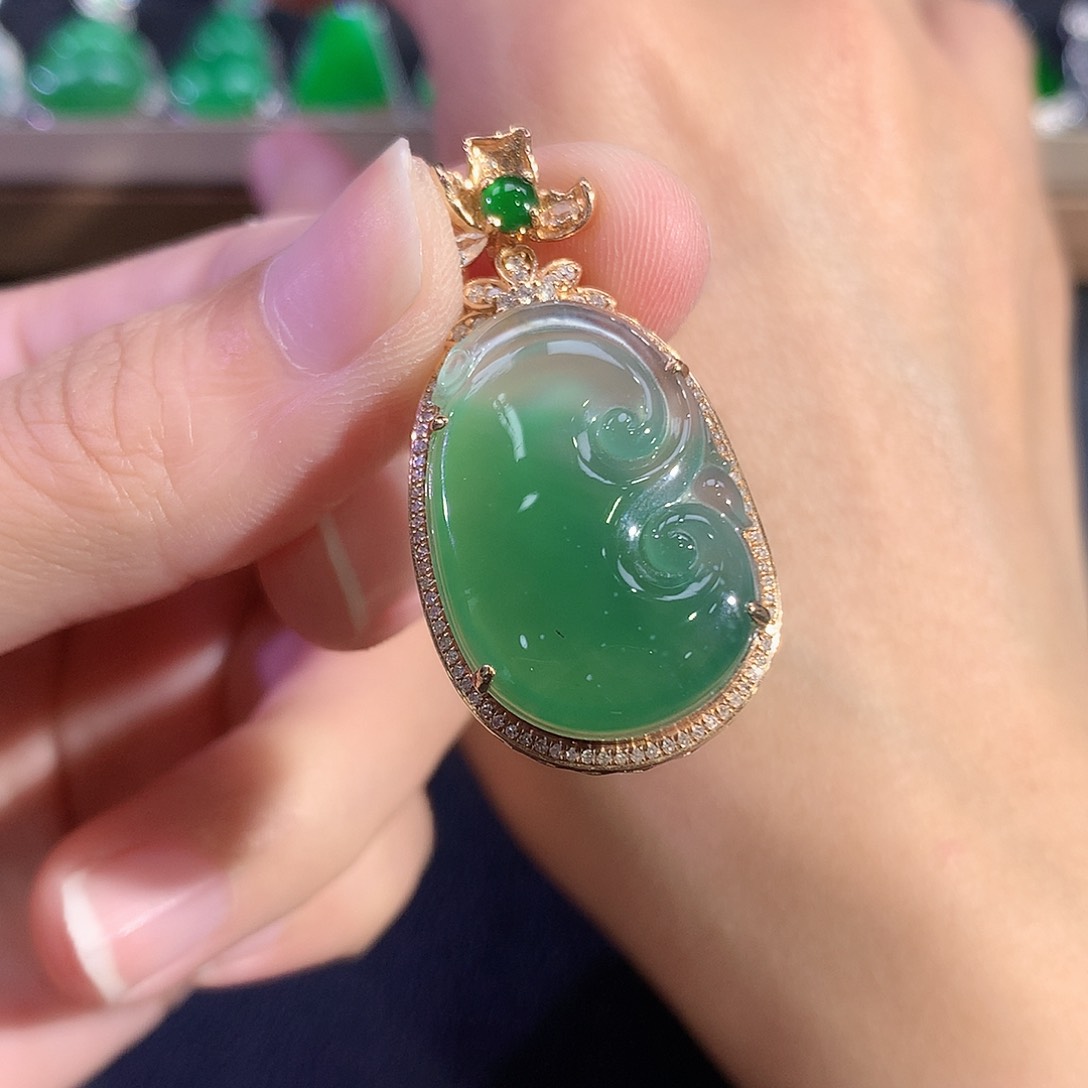 翡翠18K金镶嵌吊坠(赠链)