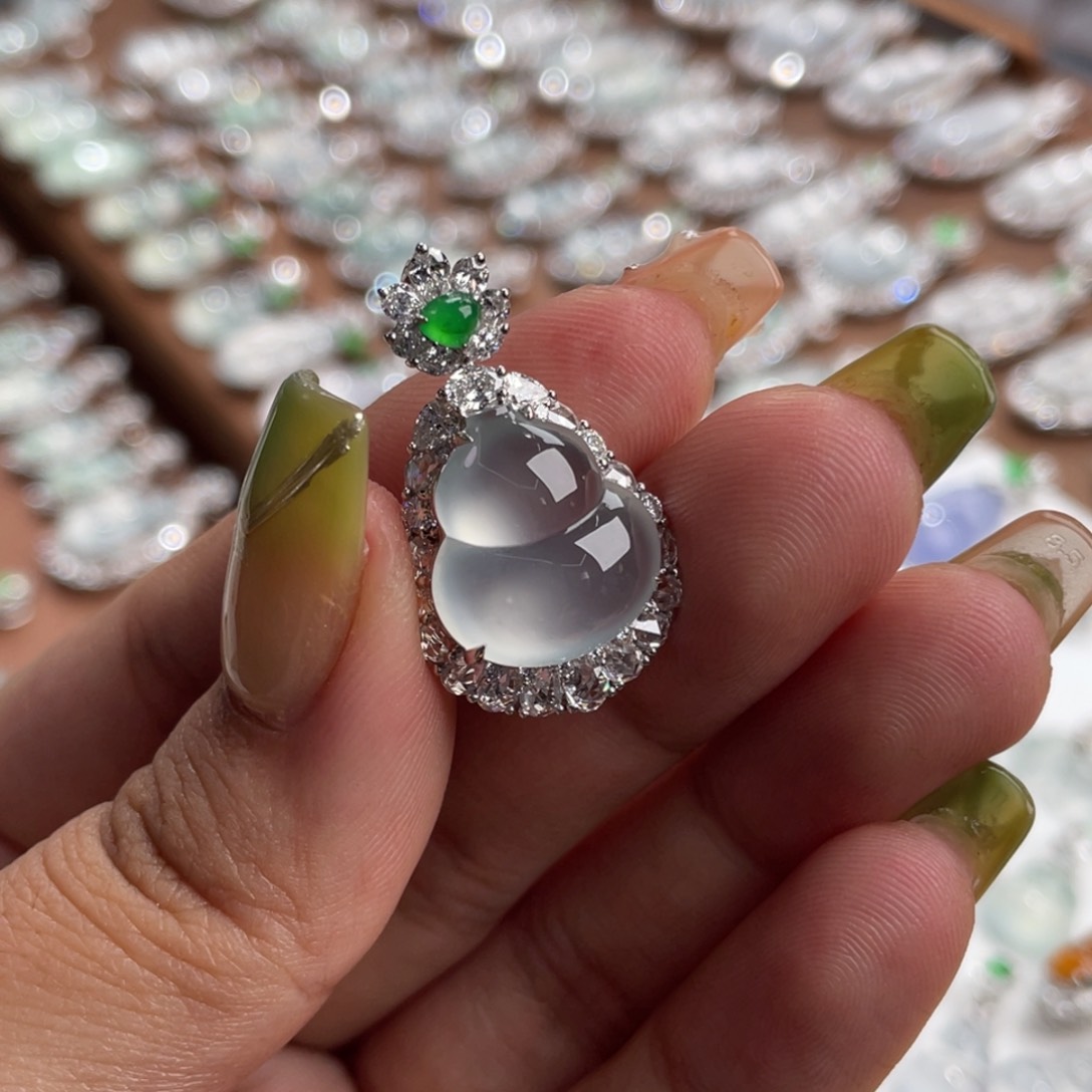 翡翠18K金镶嵌颈饰葫芦