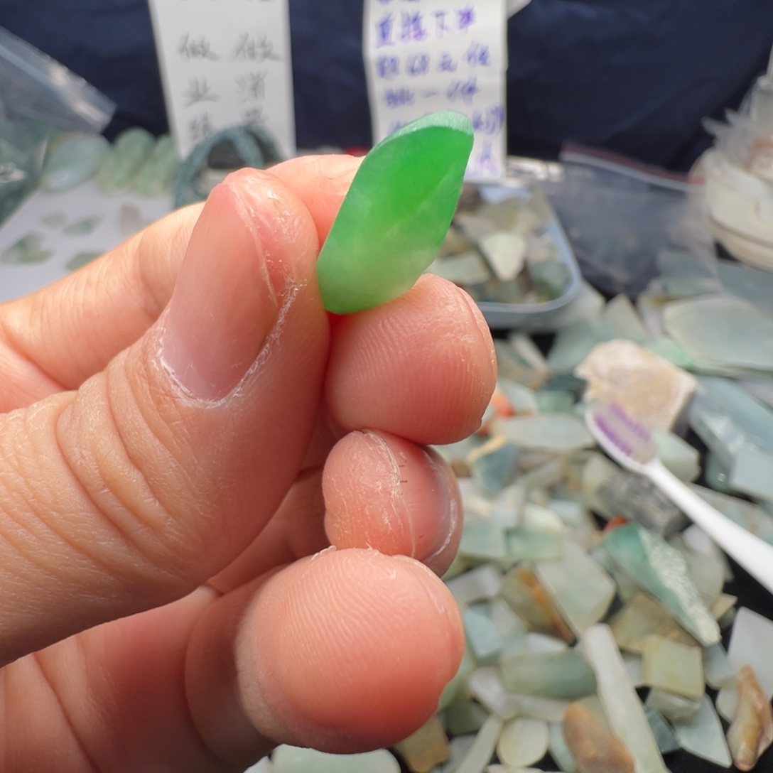 翡翠散珠缅甸翡翠A货绿色料