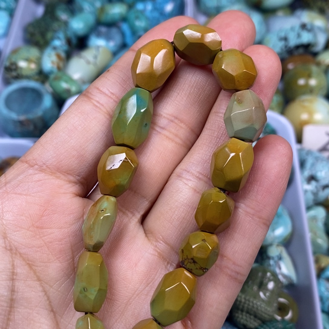 绿松石未镶嵌颈饰