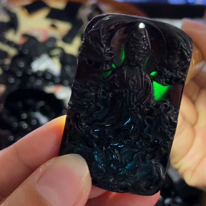 翡翠未镶嵌颈饰观音大漏