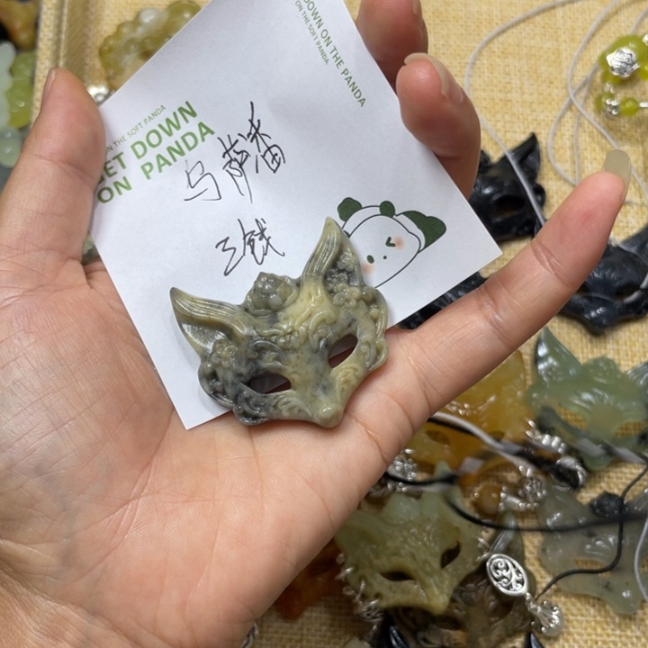 乌***潘合金蛇纹石玉颈饰