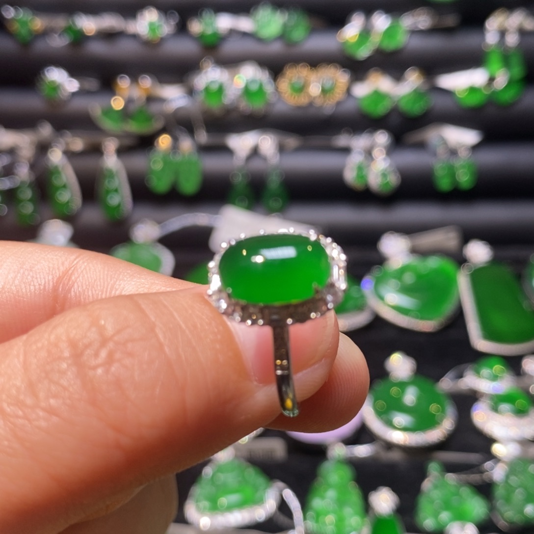 翡翠戒指18K金镶嵌天然翡翠