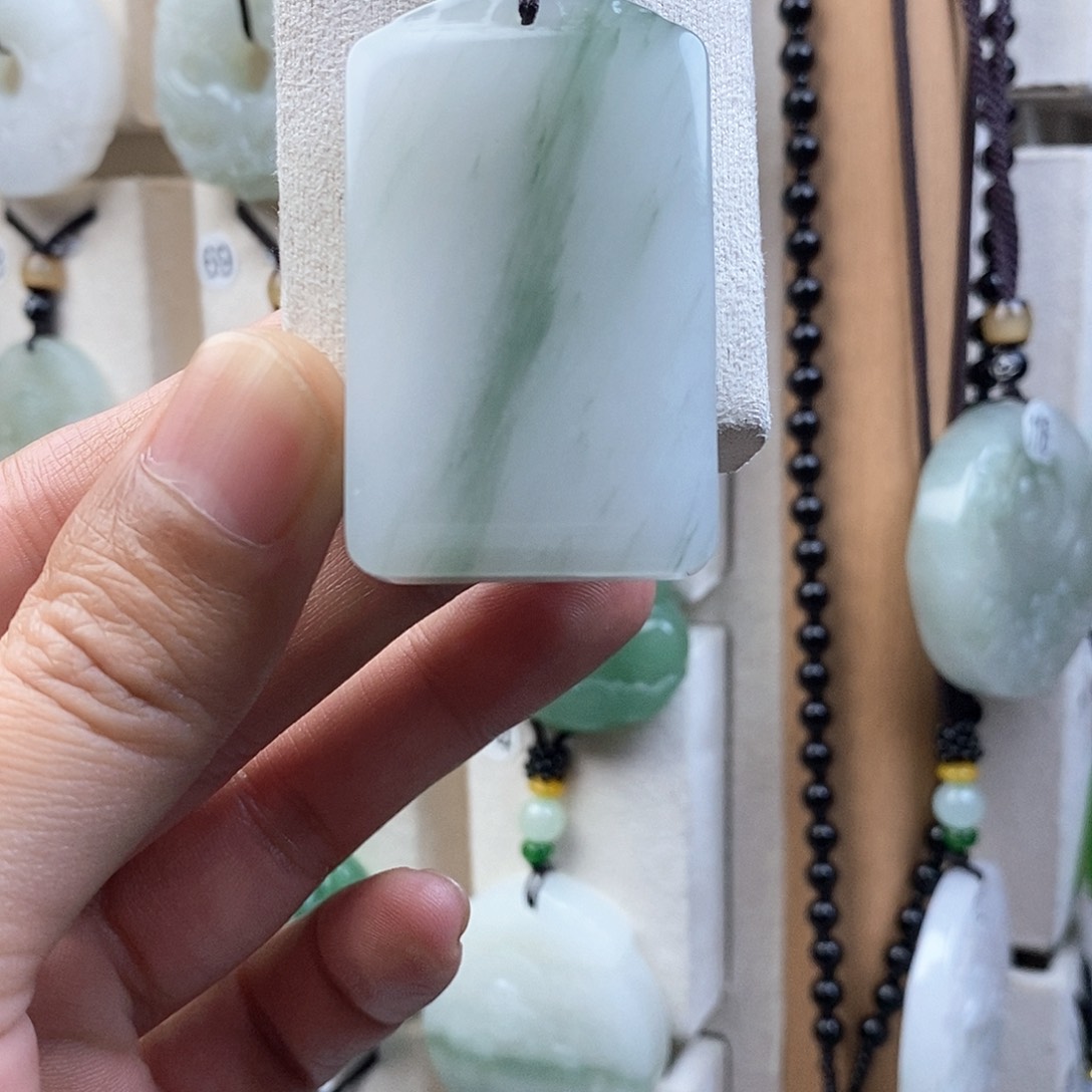 颈饰未镶嵌石英质玉（天山翠）