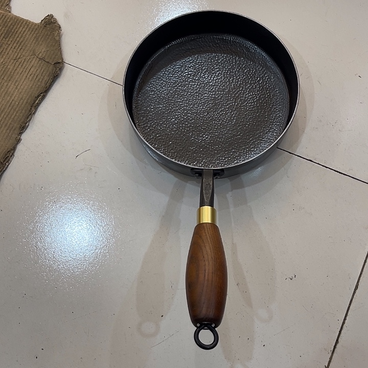 在***边熟铁20煎锅微瑕特价不退换