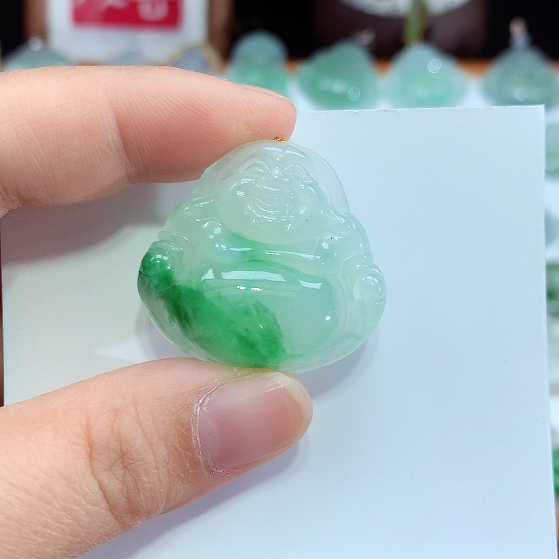 翡翠未镶嵌颈饰佛