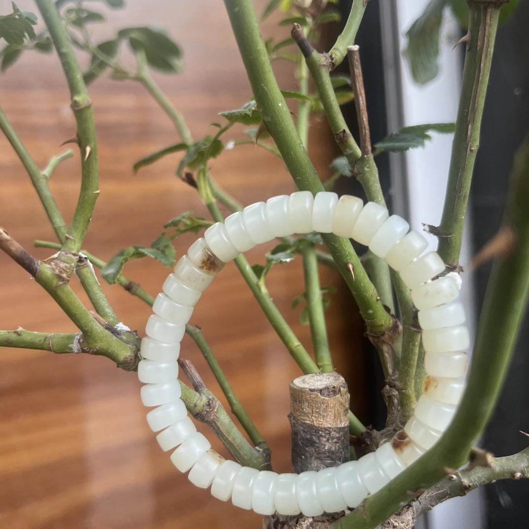 和田玉隔片手串。