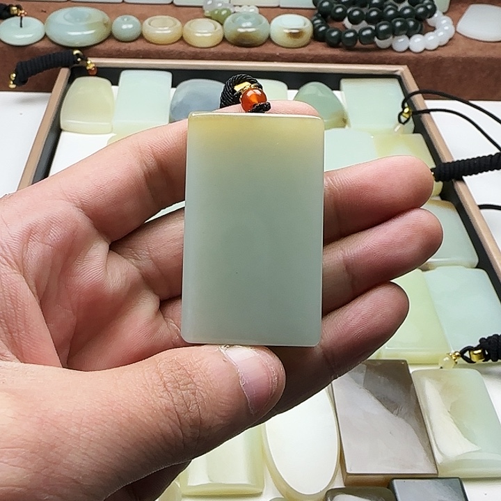 V***累和田玉未镶嵌颈饰