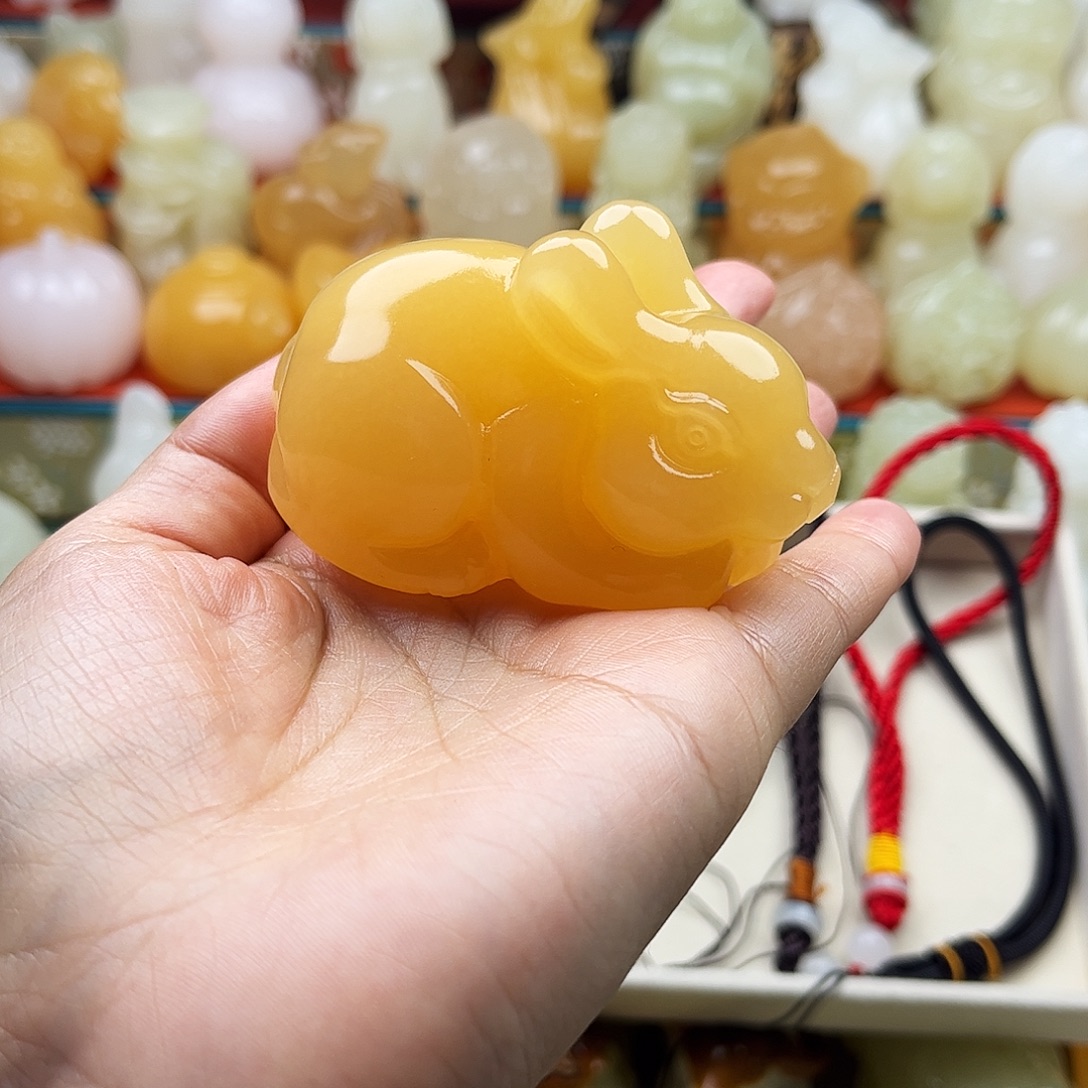 平***福石材兔子手把摆件