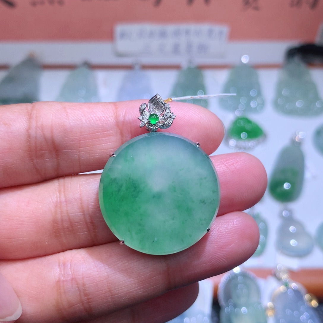 翡翠18K金镶嵌颈饰无事牌