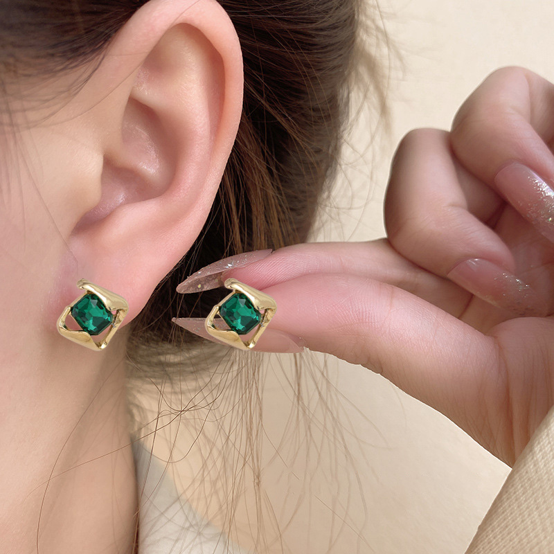 铜合金树脂耳饰 铜合金轻奢风时尚新款耳钉 WH0142