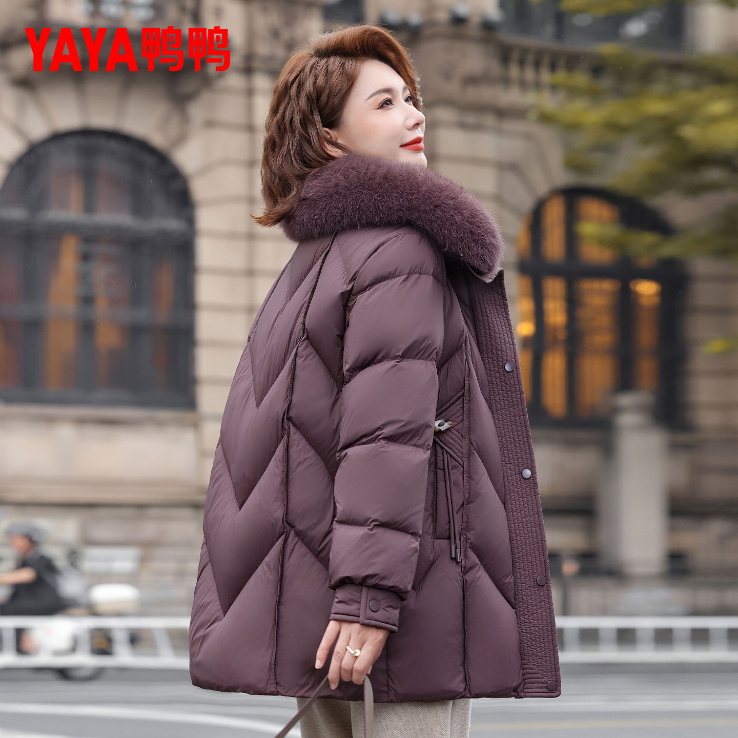 鸭鸭中老年冬季羽绒服女2025新妈妈冬装加厚保暖真毛领中老年外套