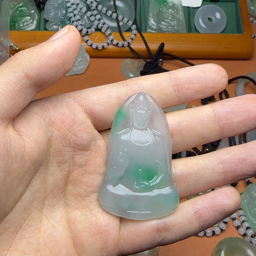 翡翠未镶嵌颈饰观音
