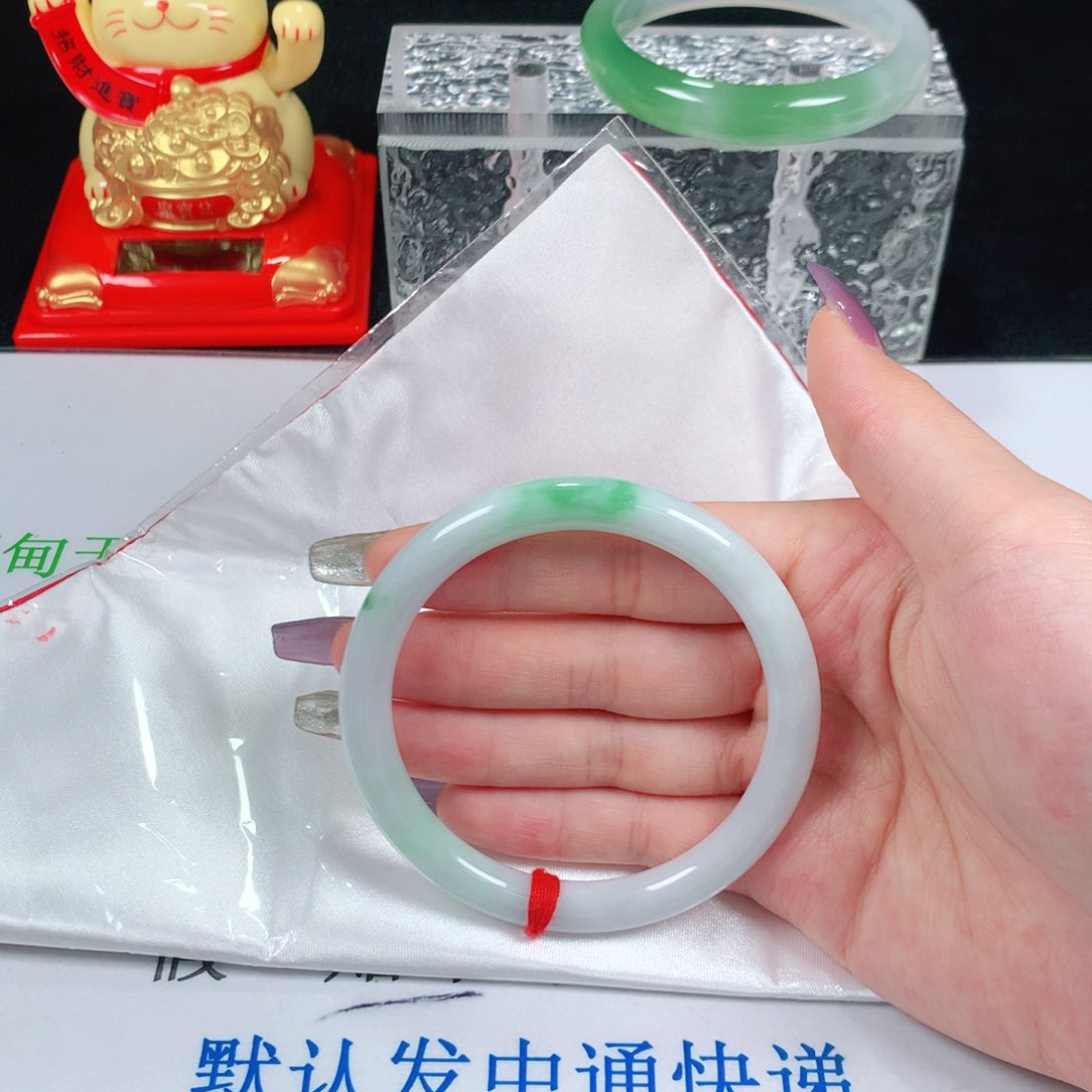 翡翠手镯（圆镯）未镶嵌正圈57
