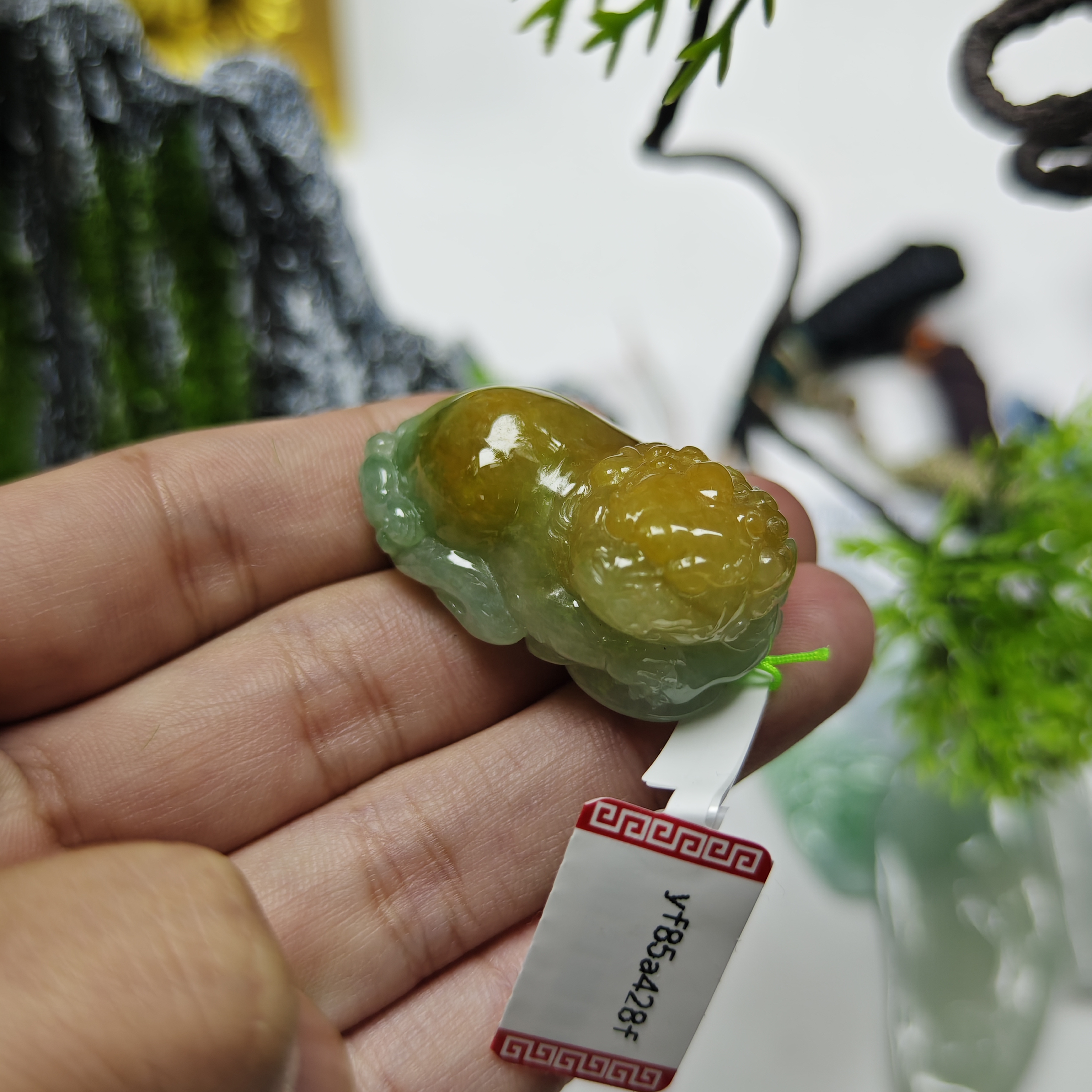 天然缅甸a货翡翠石狮子吊坠（38.8×20.7×19）