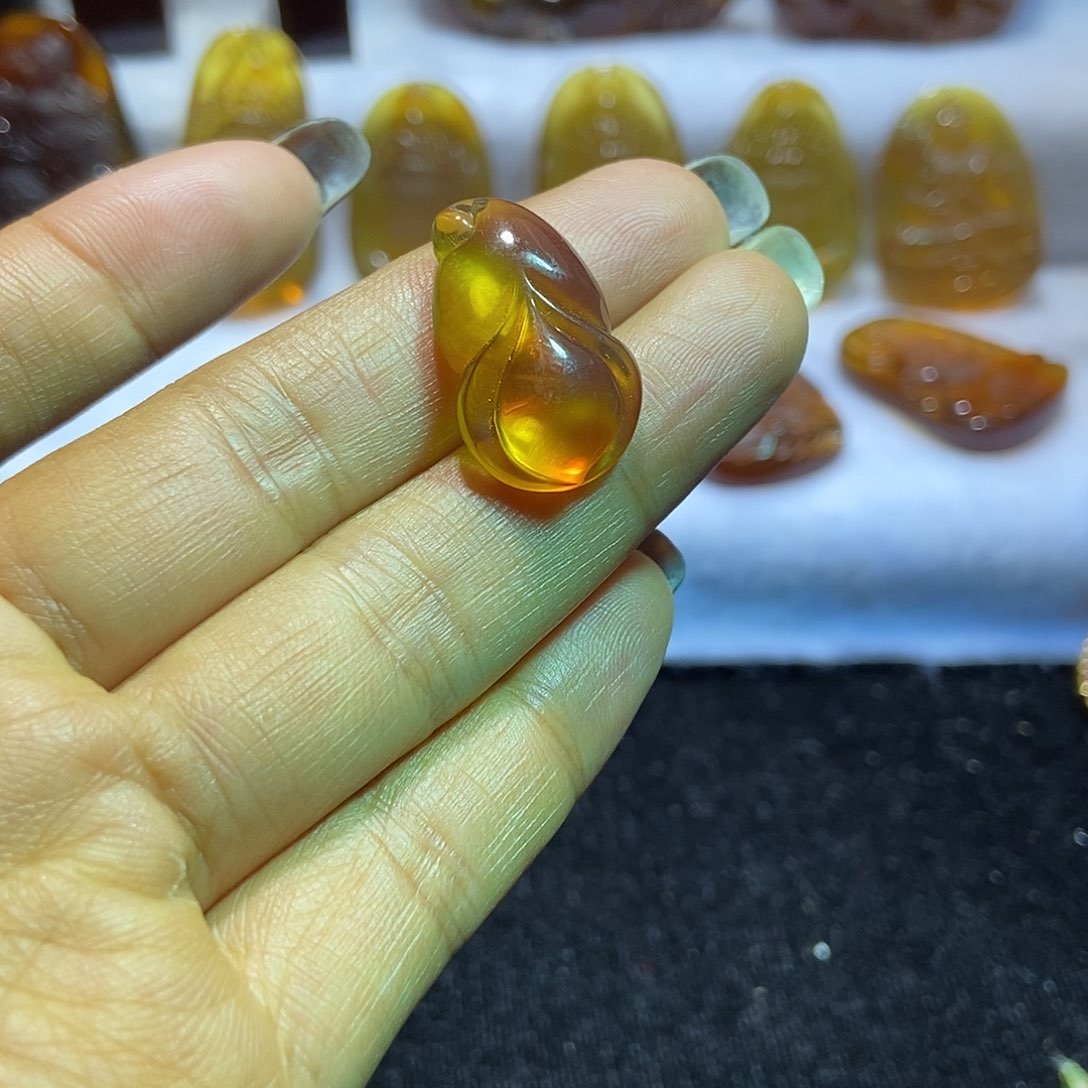 琥珀颈饰未镶嵌玉兰花