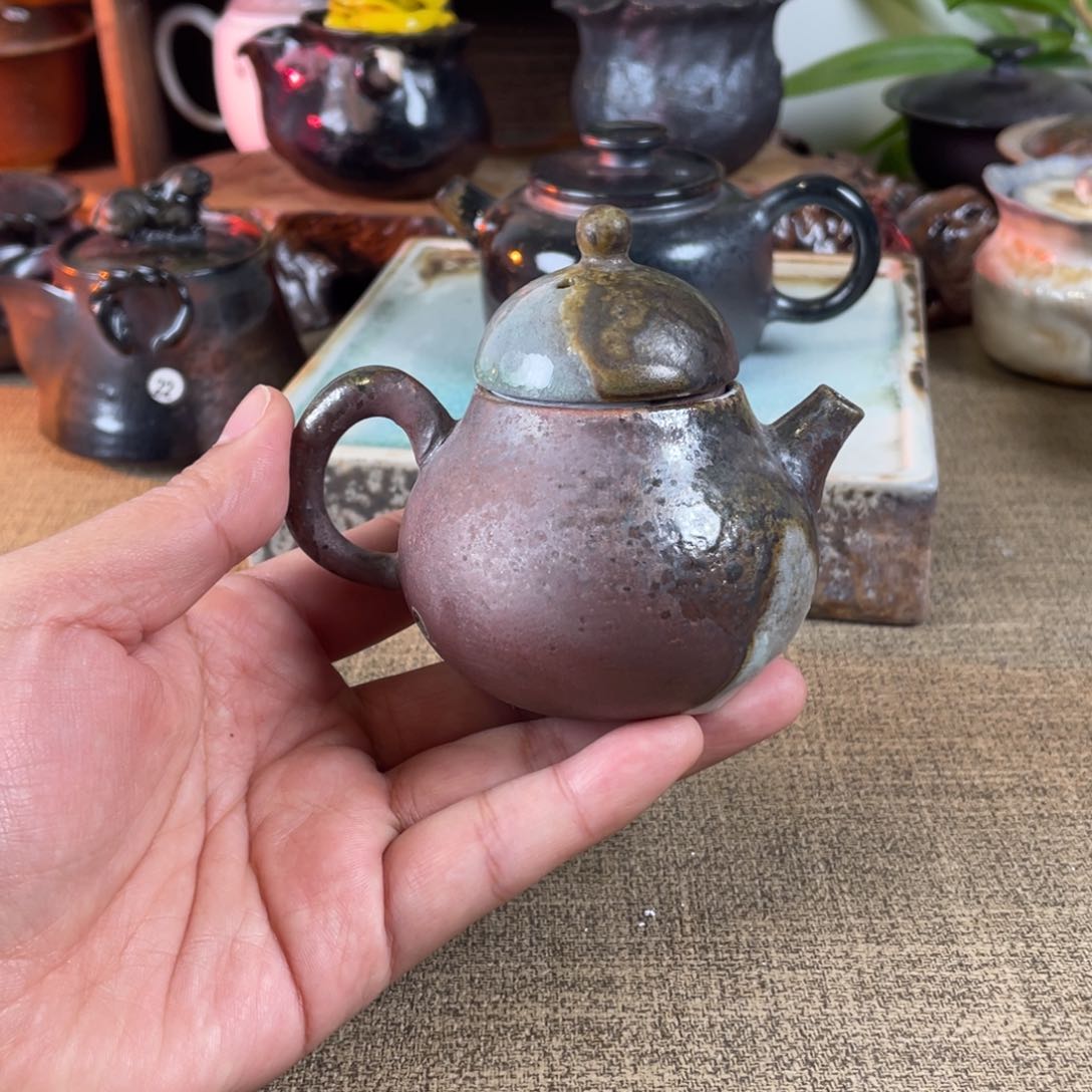 梨壶。 小梨壶。  陶泥。 柴烧容量100
