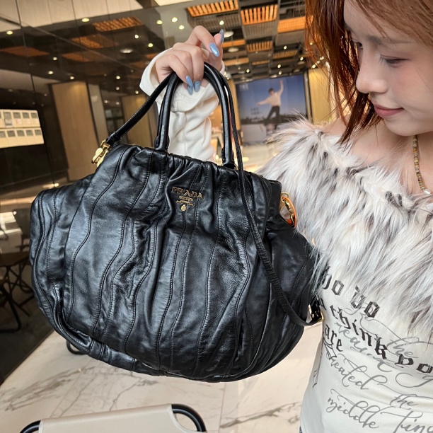 95新 Prada/普拉达 XM/经典黑金褶皱饺子手提包/WJ10927064护