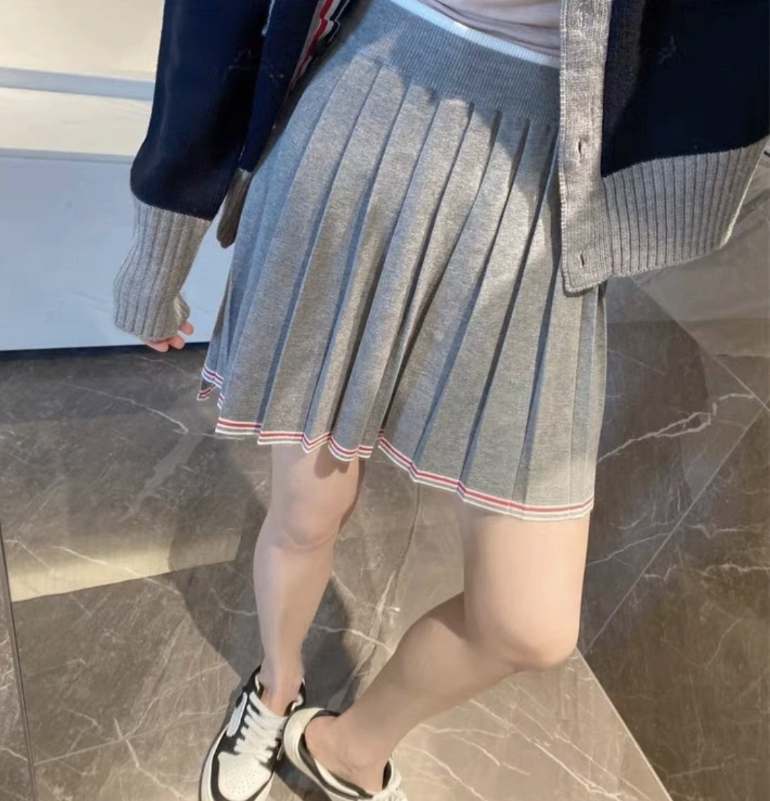 95新 THOMBROWNE  yy998 羊毛 裙边条纹灰色百褶裙 42码