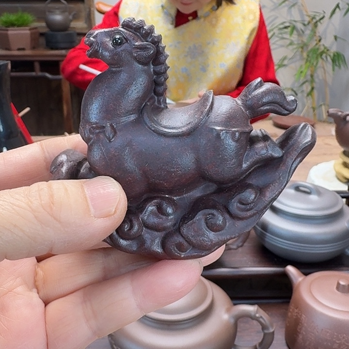 紫泥茶壶精工半手马到成功