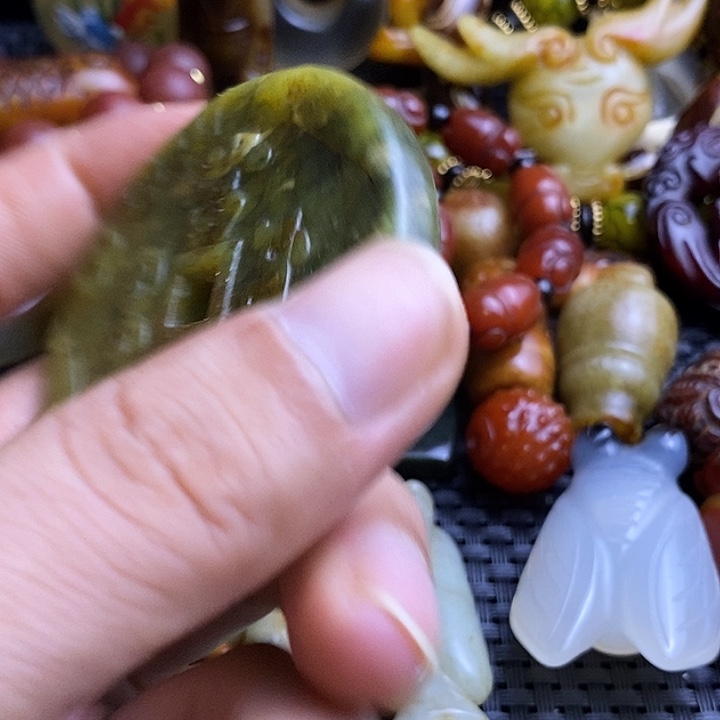 蛇纹石玉未镶嵌颈饰