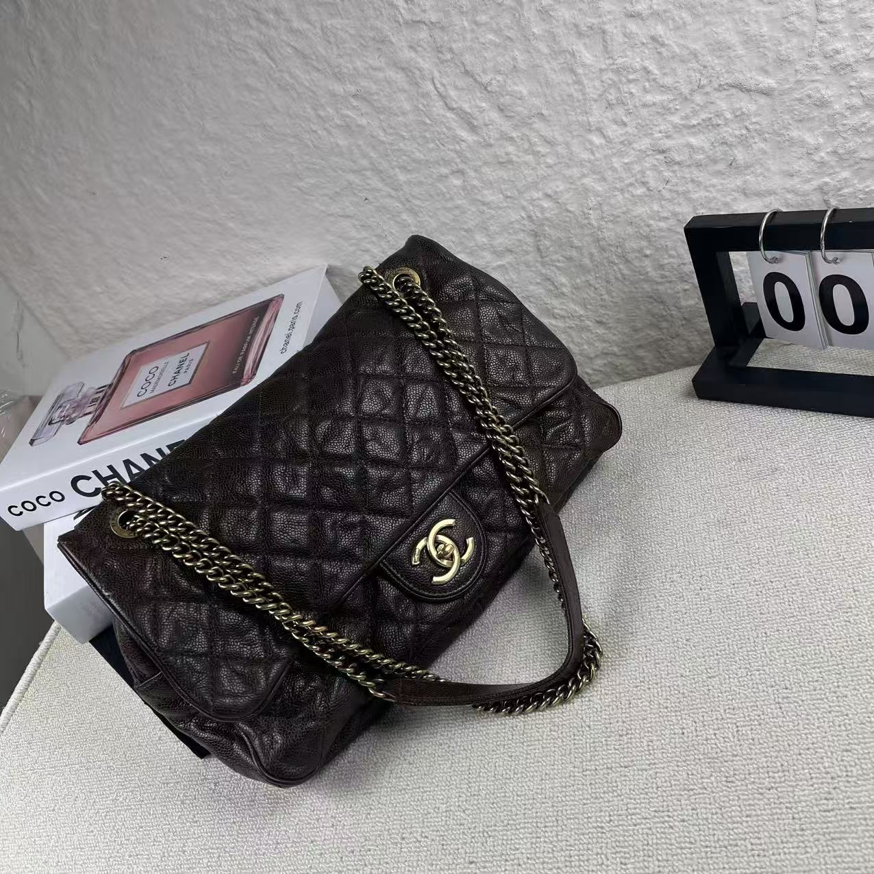 95新 Chanel/香奈儿 深棕色金扣褶皱鱼子酱机场包 底长32 16开