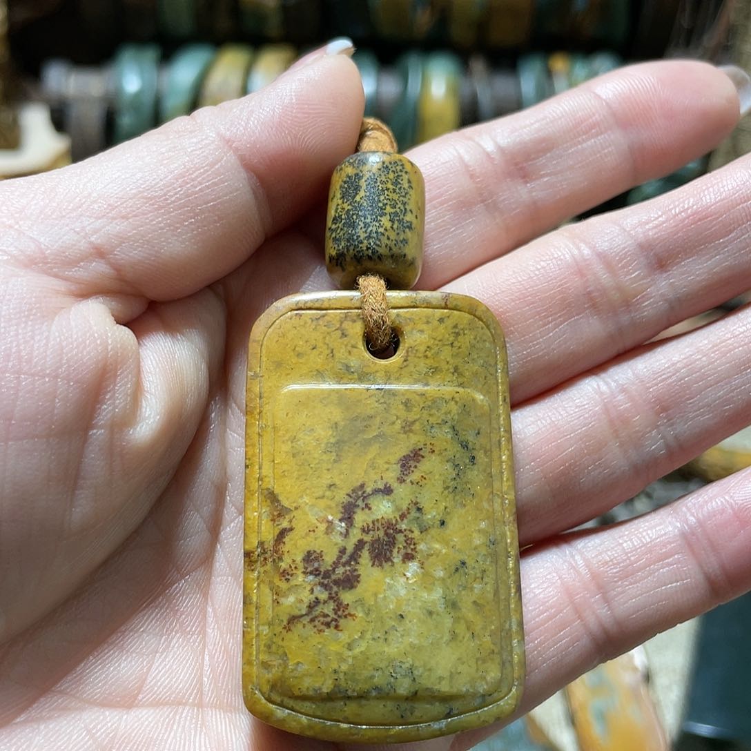 岫岩河磨玉（透闪石质玉）挂件未镶嵌下****?