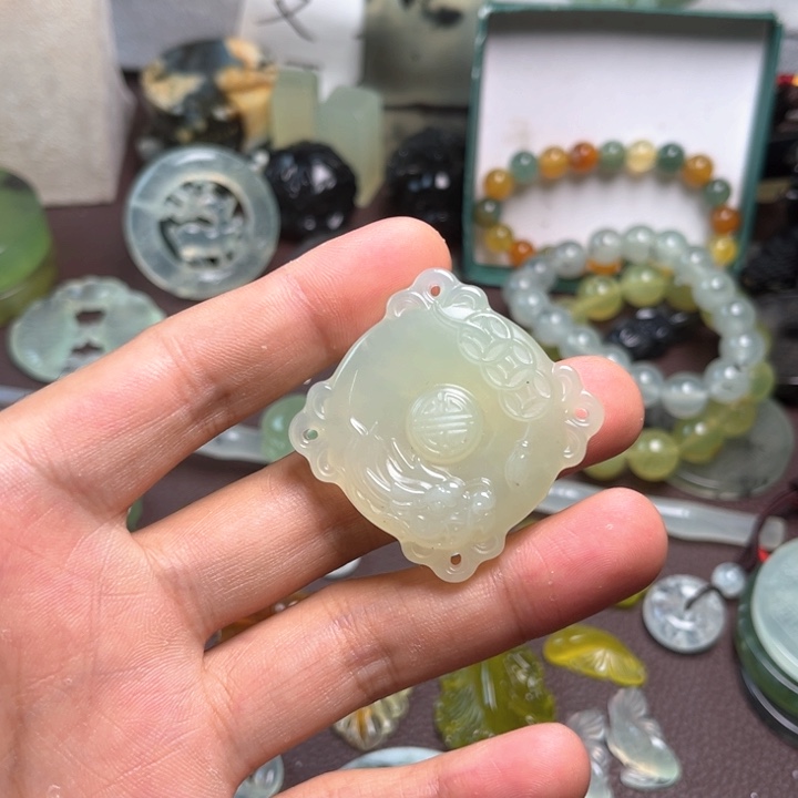 未镶嵌蛇纹石玉颈饰