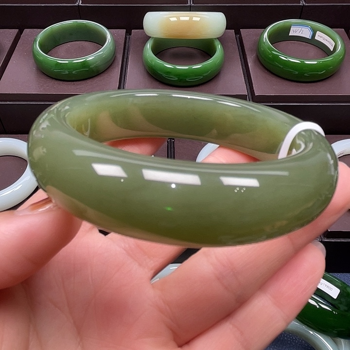 和田玉未镶嵌手镯