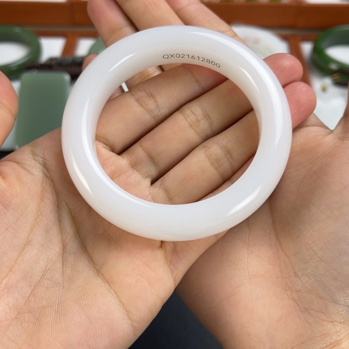 和田玉手镯未镶嵌阳***！