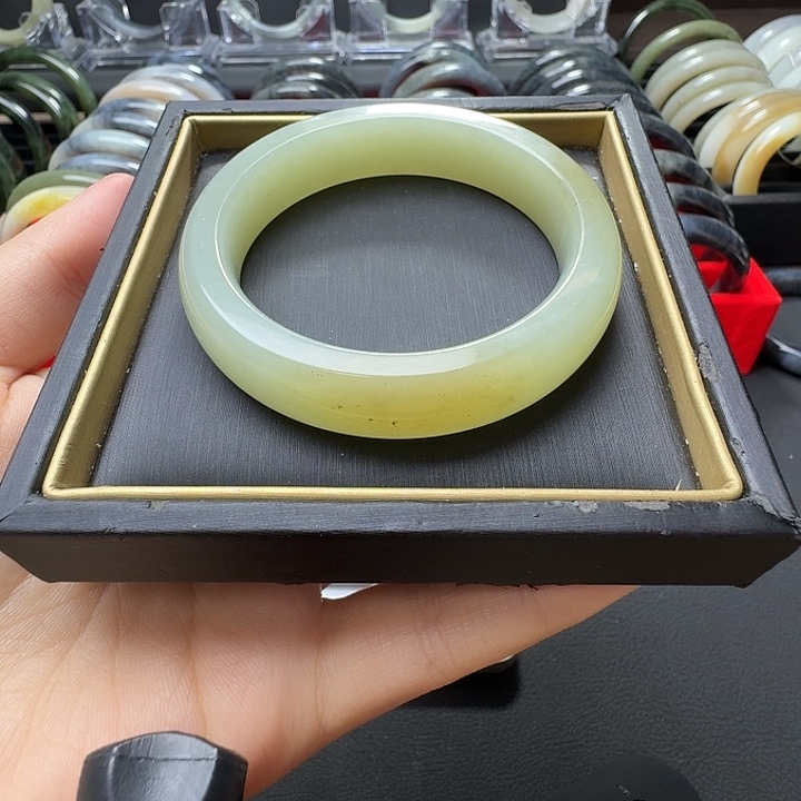 小****和田玉未镶嵌手镯