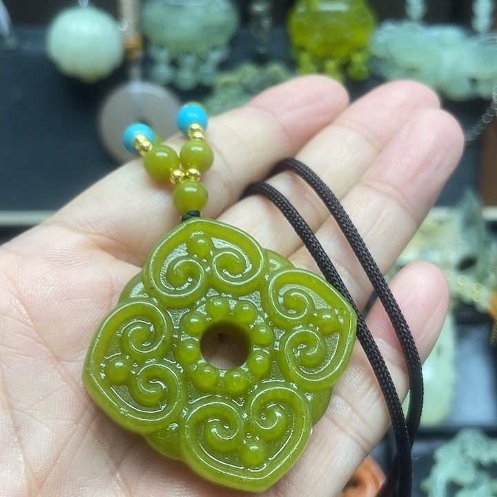 蛇纹石玉未镶嵌颈饰