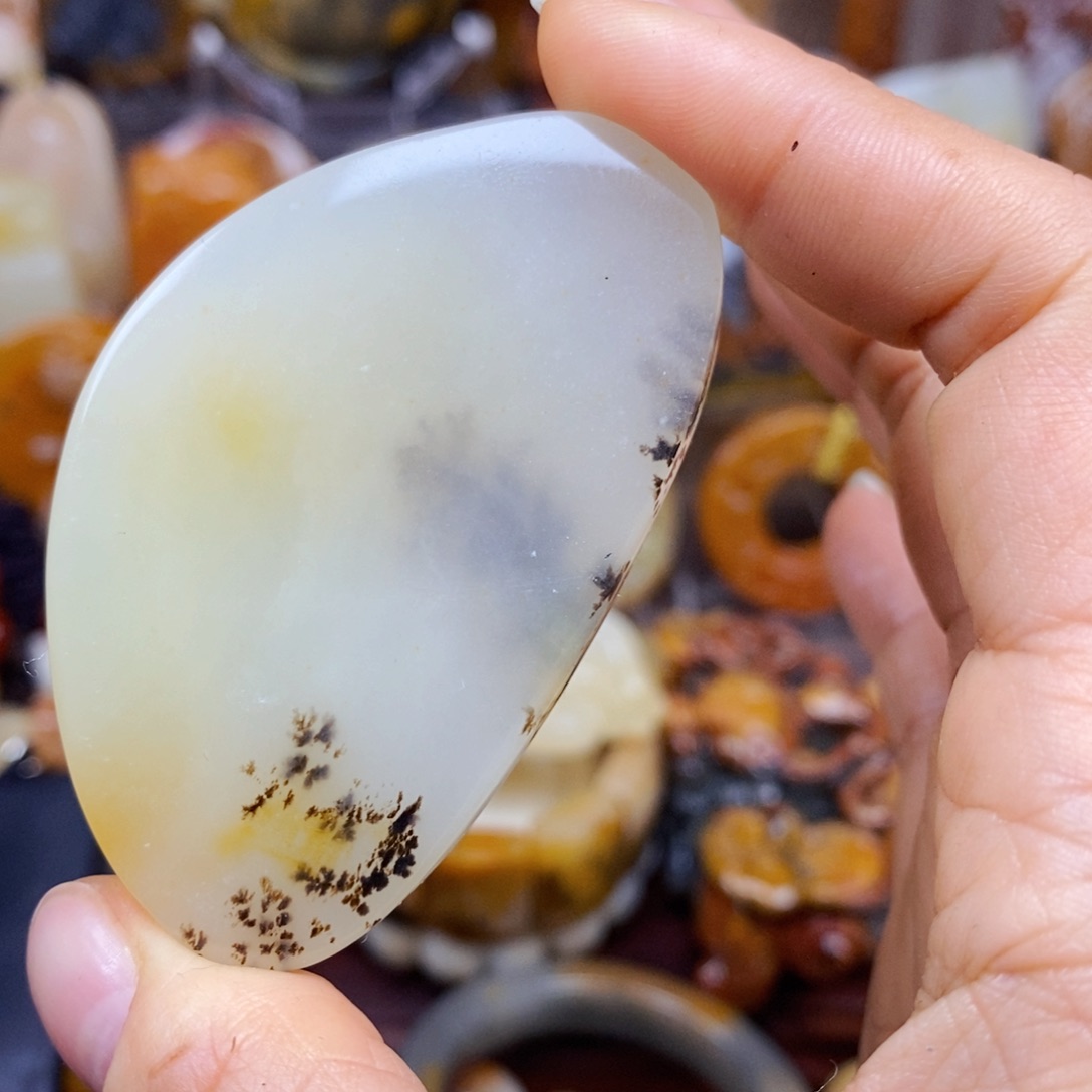 石英质玉（黄龙玉）颈饰未镶嵌