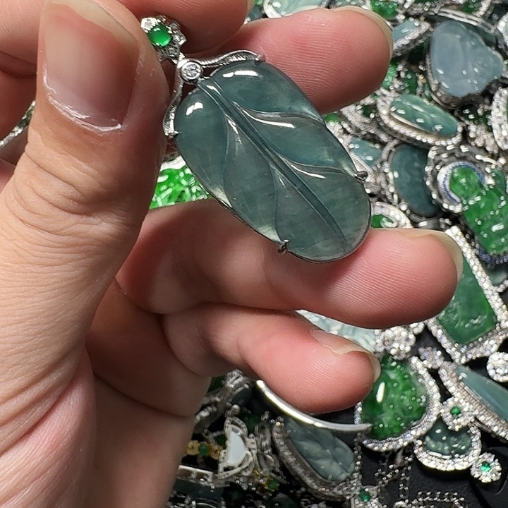 翡翠未镶嵌颈饰天然A货翡翠放漏