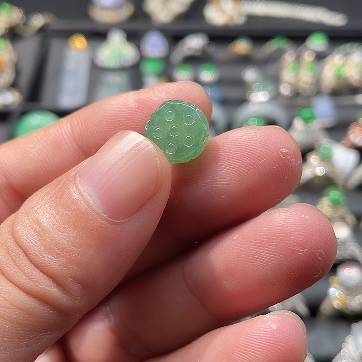 翡翠配石冰绿小莲蓬