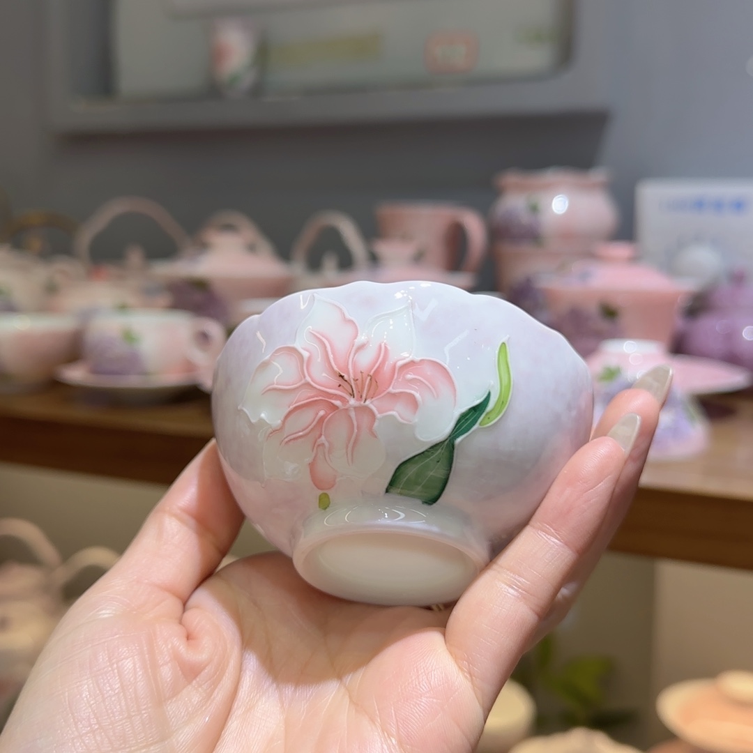 茶杯的小猫真的可爱极了哈哈