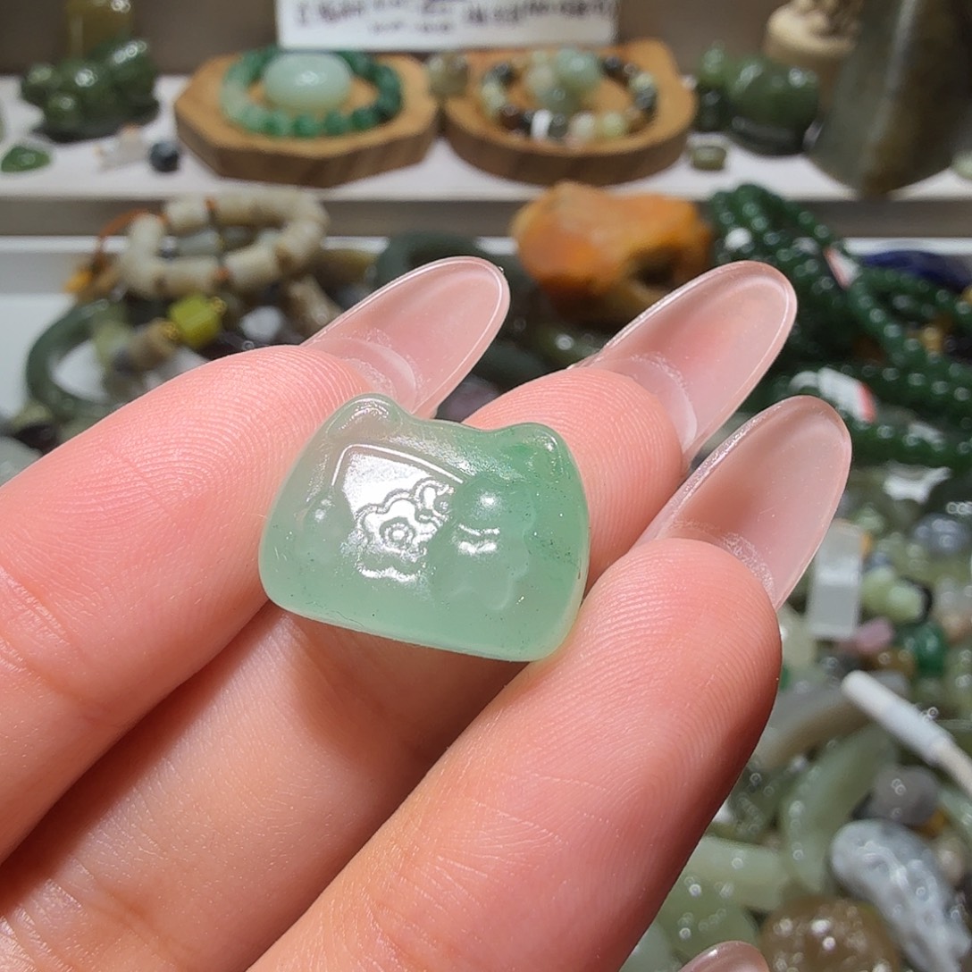 小***。和田玉未镶嵌珠宝奇石