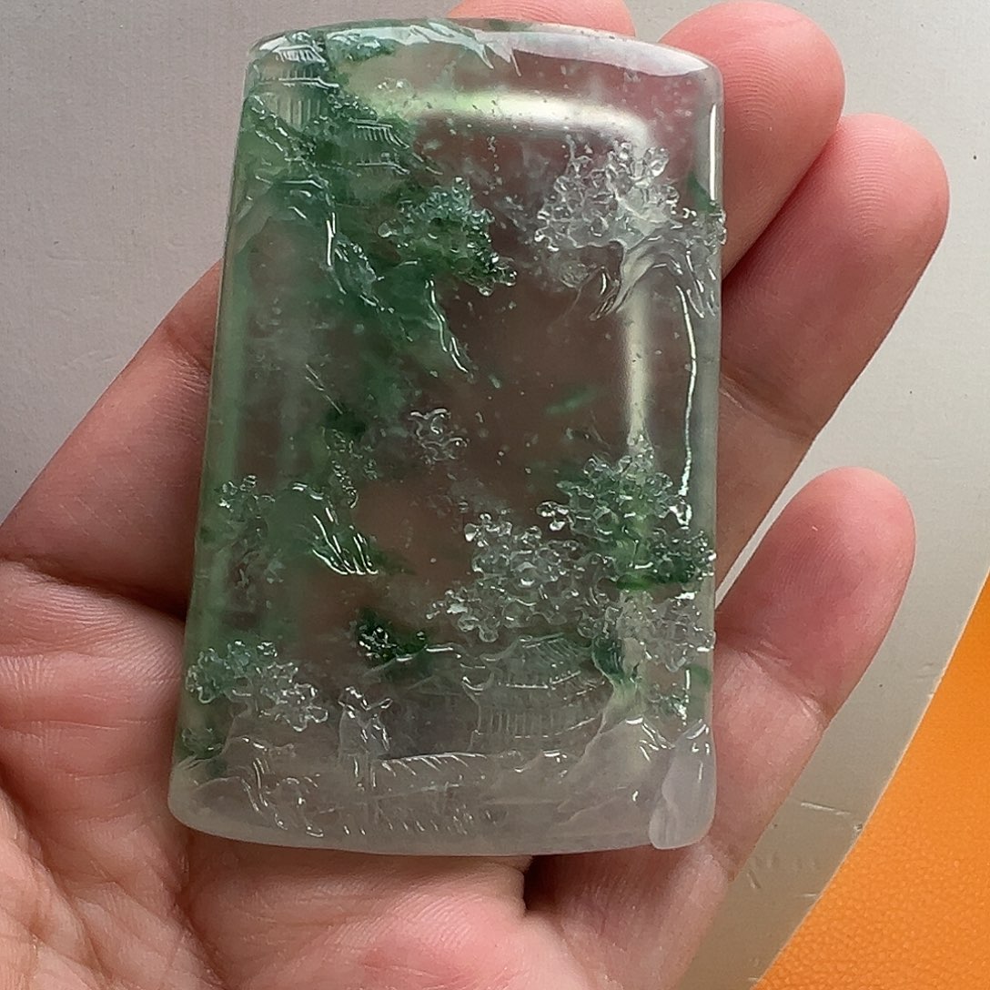 翡翠颈饰未镶嵌下****年高冰飘绿山水