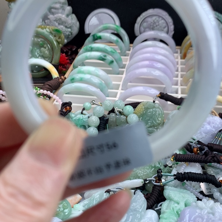 翡翠手镯未镶嵌吊坠