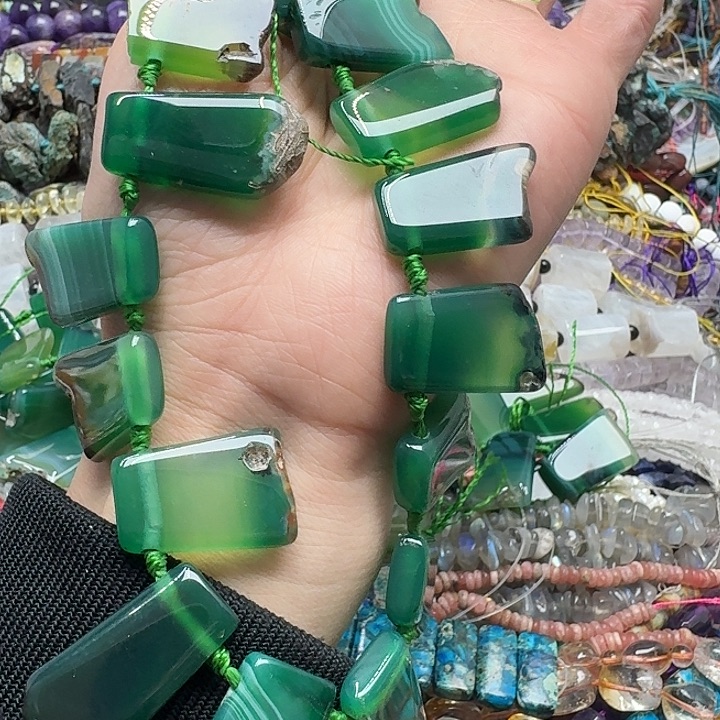 玛瑙/玉髓未镶嵌珠宝半成品一条绿玛瑙