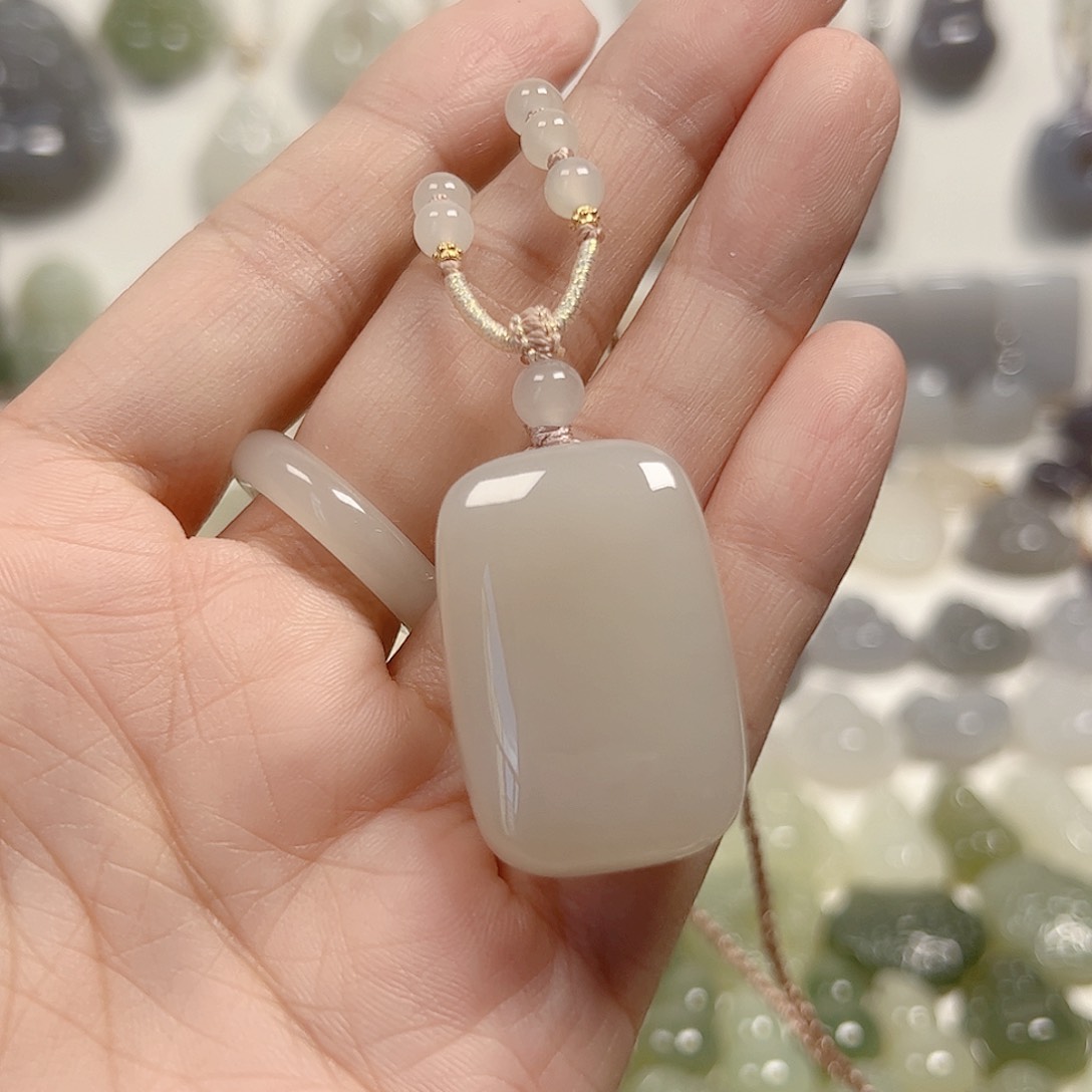 颈饰未镶嵌和田玉泰*