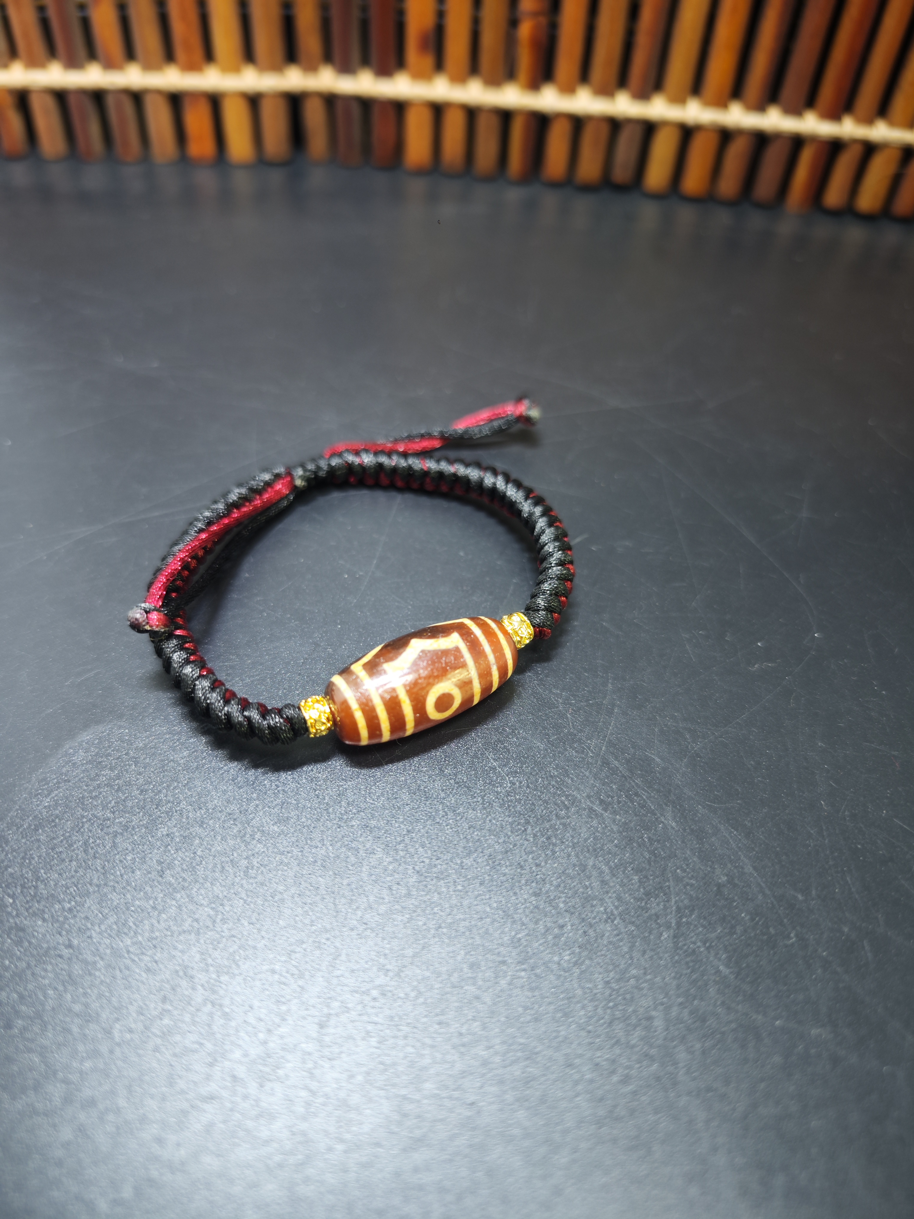 玛瑙红肉三眼手串无证书