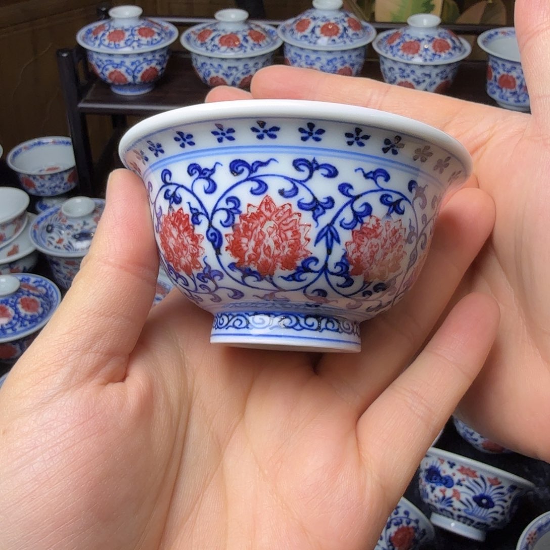 青花釉里红金刚莲压手杯