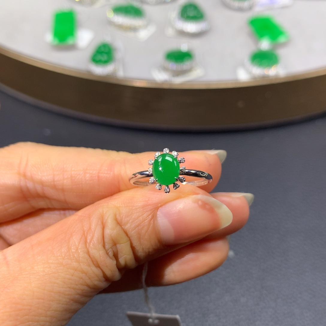 翡翠戒指18K金镶嵌翡翠