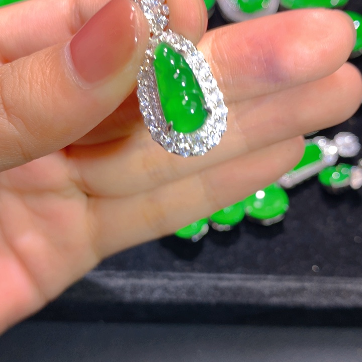 翡翠银S925镶嵌颈饰一个