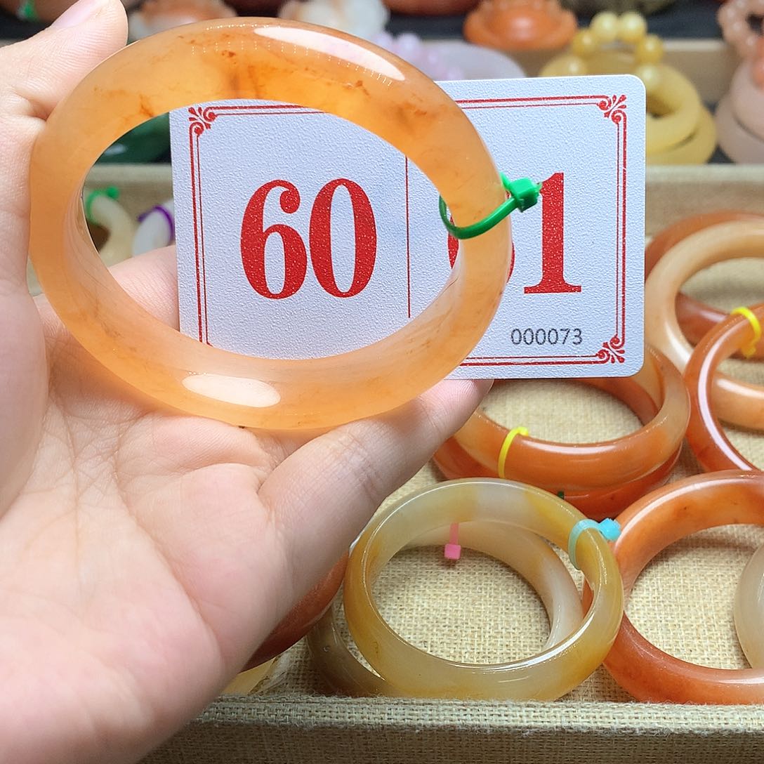 未镶嵌石英质玉（黄龙玉）手镯