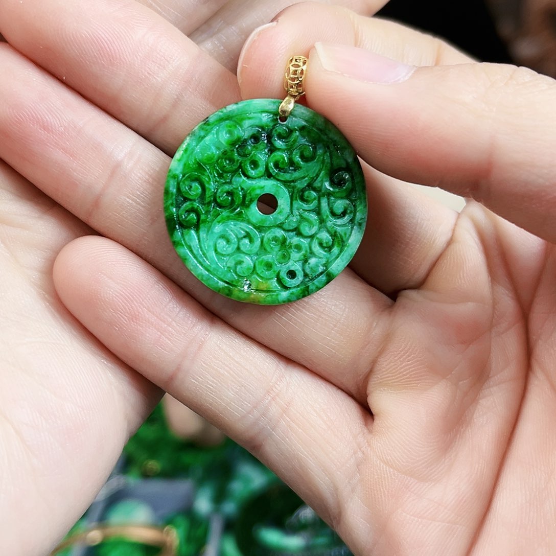 翡翠颈饰18K金镶嵌吊坠多样性