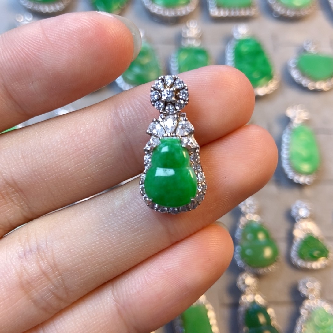 翡翠未镶嵌颈饰葫芦