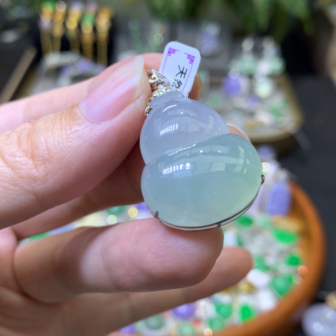 颈饰18K金镶嵌翡翠